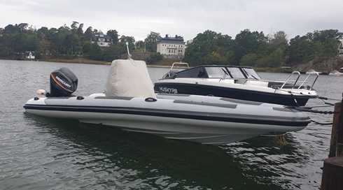 RIB Unlimited 700 utan motor stulen på trailer i Nynäshamn söder om Stockholm